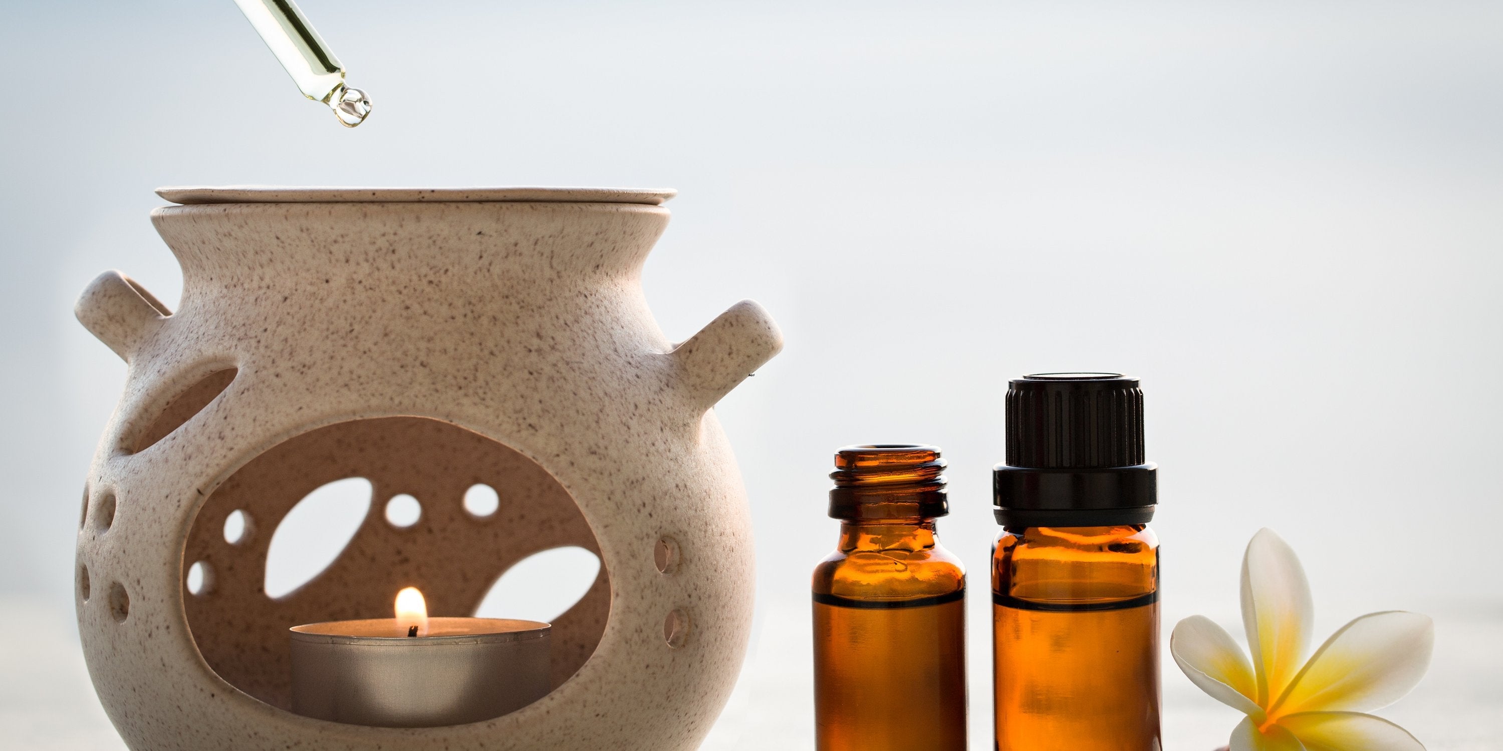 Eine_Aromalampe_leuchtet_und_wirft_Schattenbilder